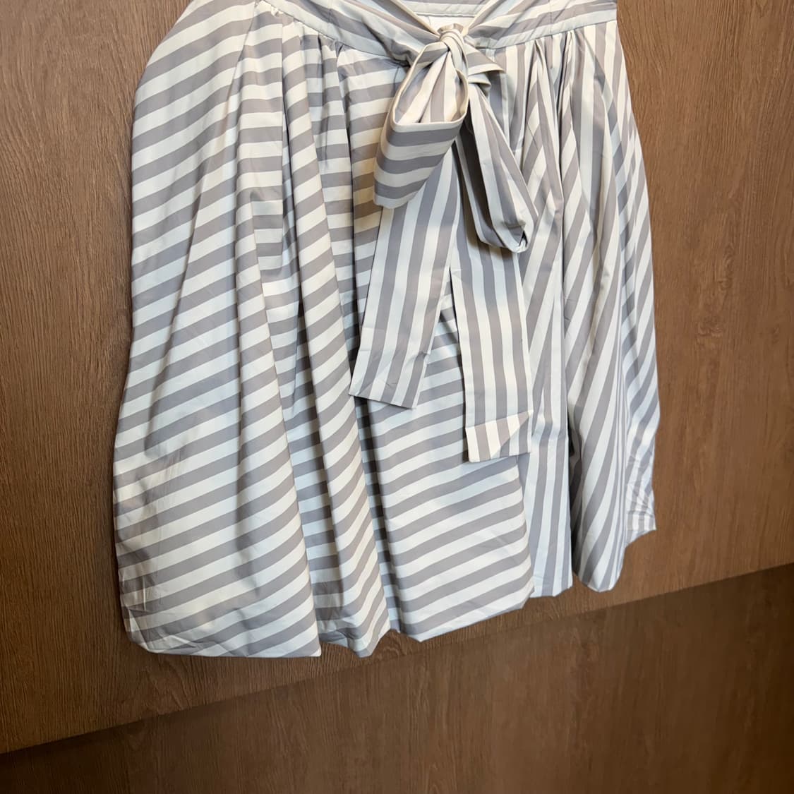 빈티지 스트라이프 미디 스커트 리본 타이 스트랩 디테일 플레어핏 아이보리 상품이미지4