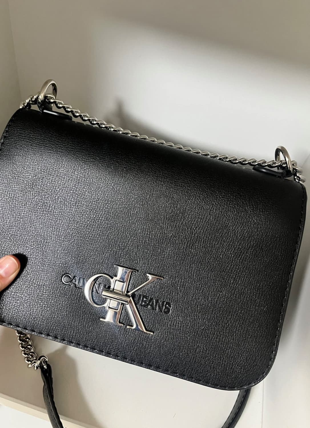 캘빈클라인 모노그램 크로스오버 체인 숄더백 상품이미지1