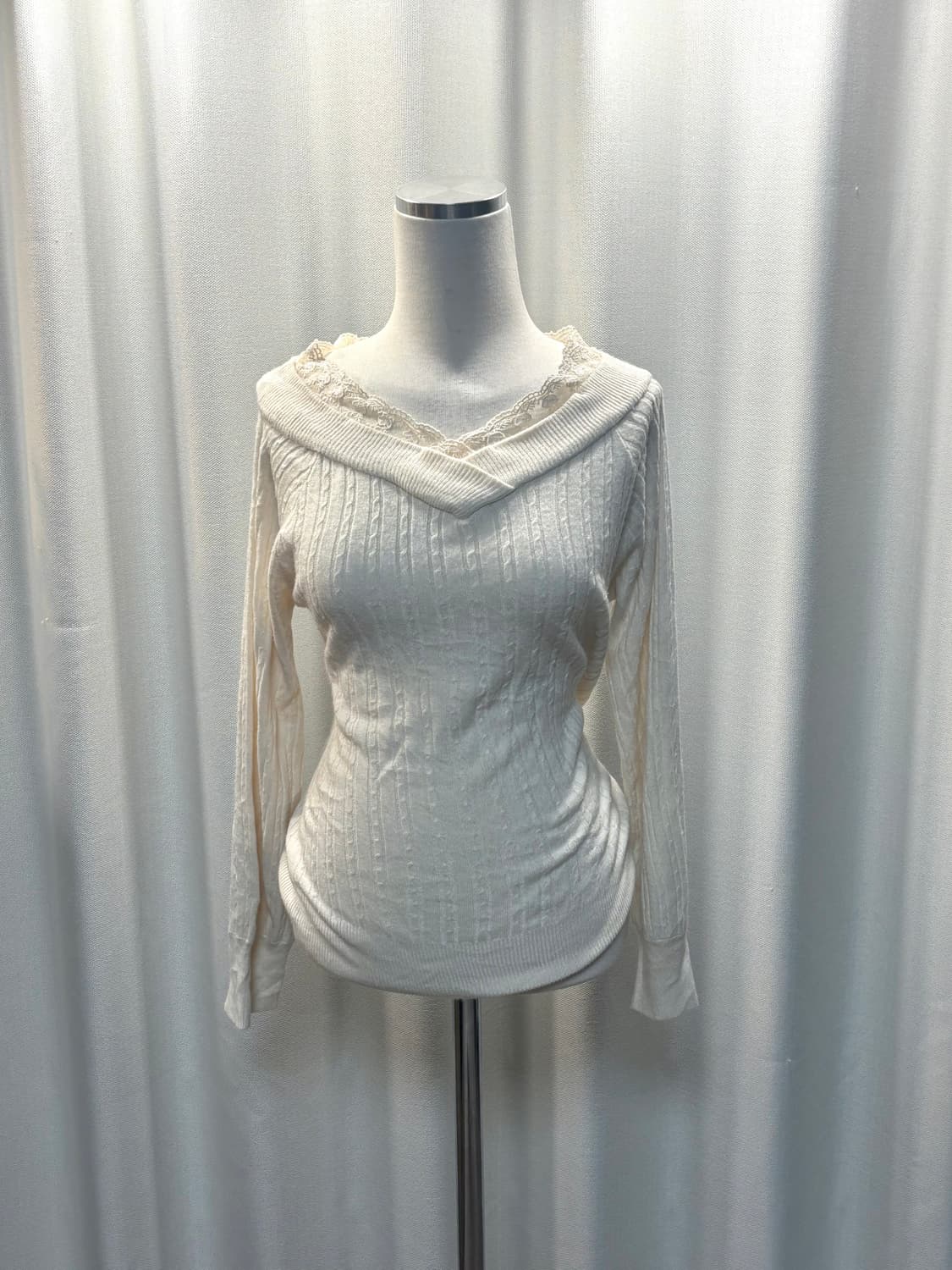 엑시즈팜 레이스 브이넥 니트 상품이미지1