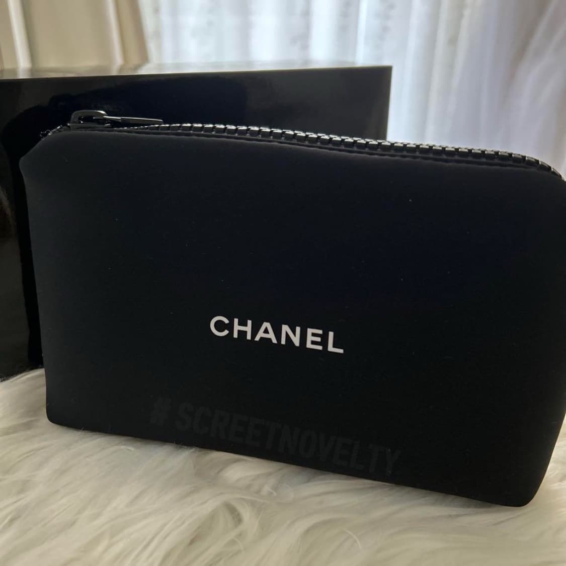   샤넬뷰티 스퀘어 메이크업 파우치  블랙 네오프렌 파우치 ​  상품이미지5