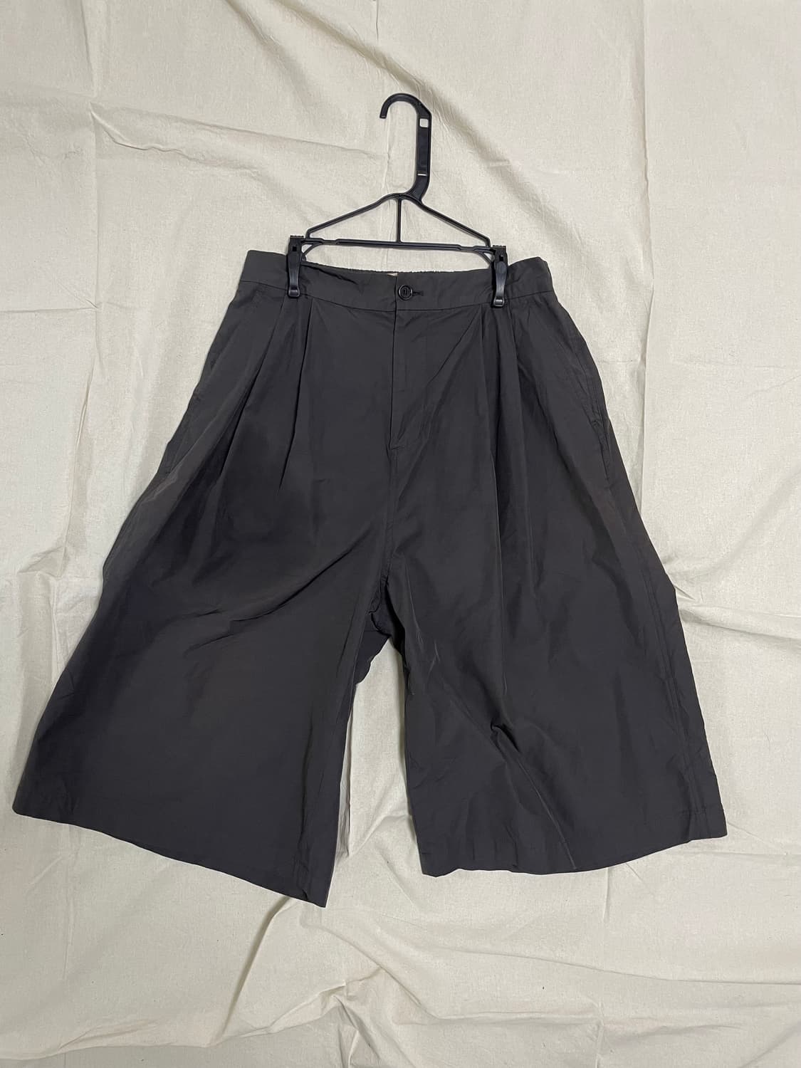 아모멘토 투턱 와이드 쇼츠 차콜 L 상품이미지1