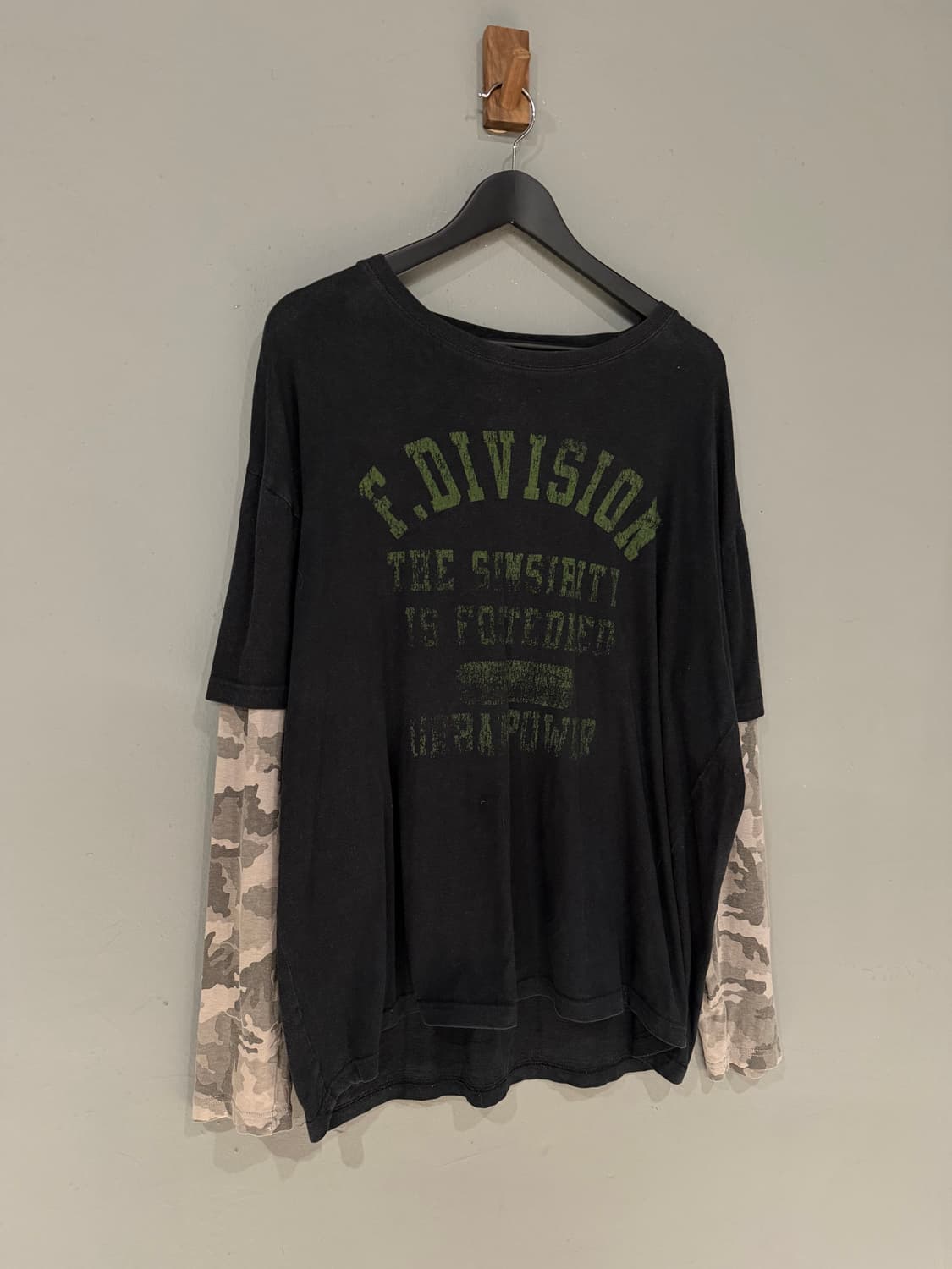 camo sleeve layered lettering tee 상품이미지4