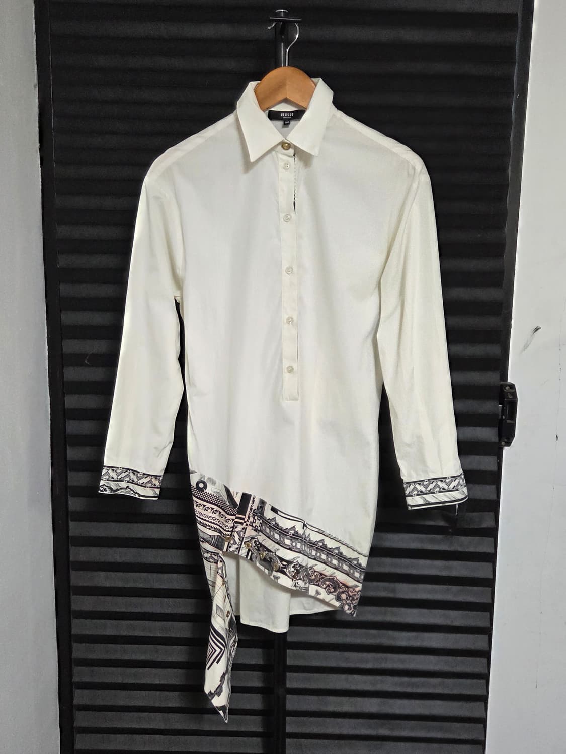 (정품) [베르수스 베르사체] 비대칭 바로크 패널 롱 셔츠 | 00128 상품이미지1