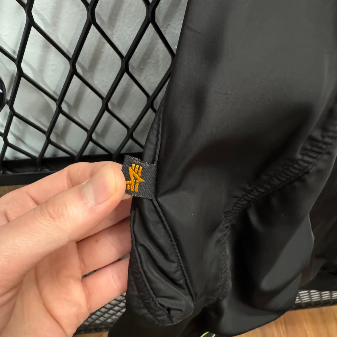 알파 인더스트리 MA-1 라이트 항공 점퍼 사이드 포켓 포인트 블랙 상품이미지6