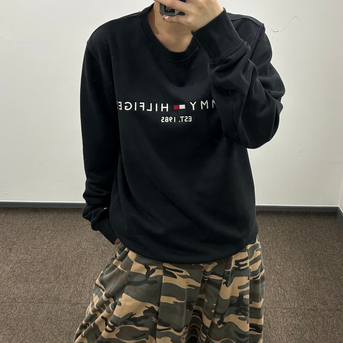 Tommy Hilfiger 타미힐피거 스펠아웃로고 블랙 맨투맨 상품이미지1