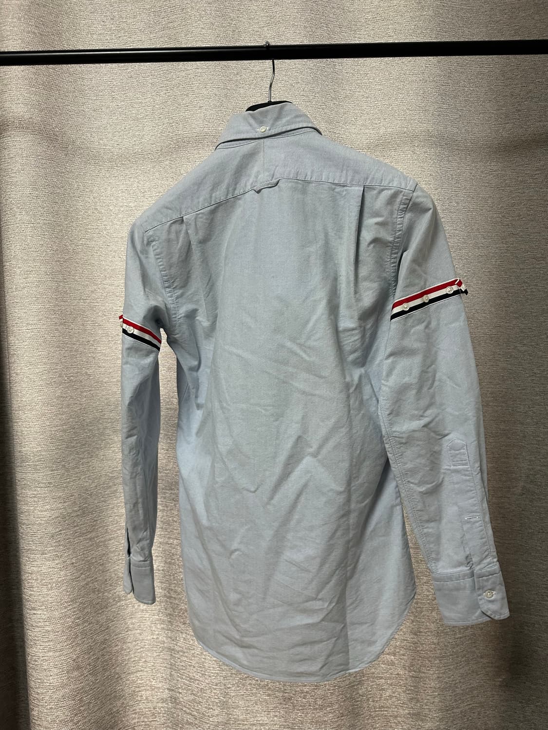 톰브라운 삼선 암밴드 셔츠 라이트블루 (1) 상품이미지2