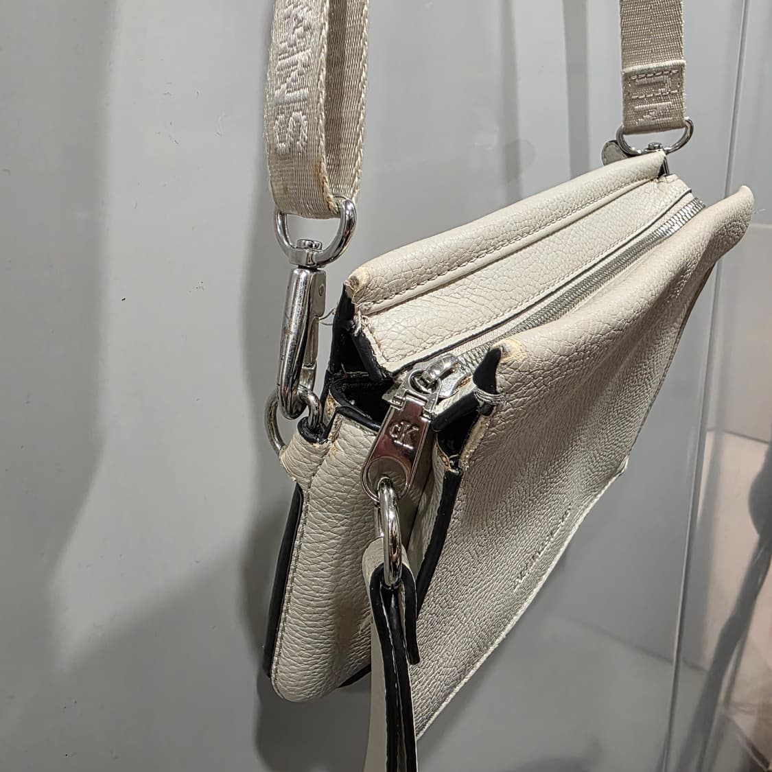 CK 캘빈클라인 진 스트랩 미니 크로스백 상품이미지2