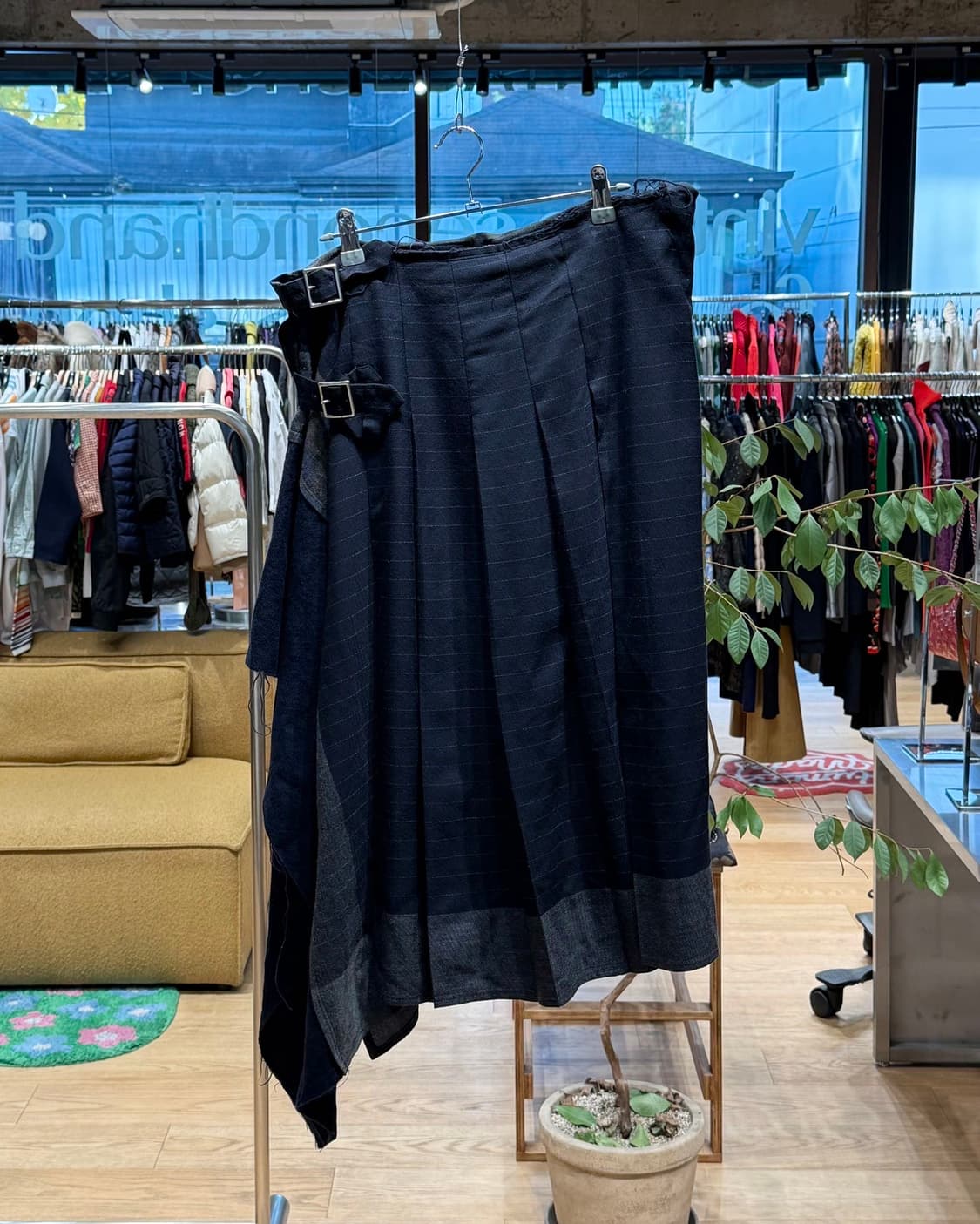 꼼데가르송 그레이 스트라이프 버클 핀턱 미디스커트  상품이미지1