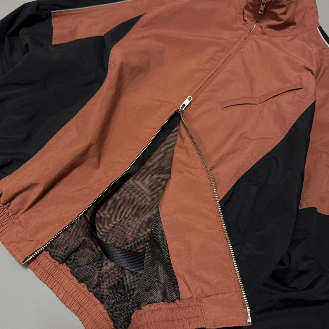 빔즈(BEAMS) 로즈 블랙 컬러 뉴 스탠다드 나일론 하이넥 트랙 자켓 상품이미지5