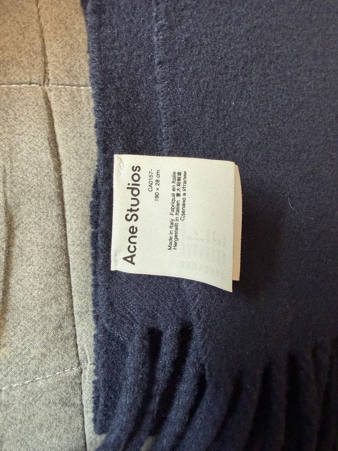 아크네 스튜디오 머플러 네이비 상품이미지2