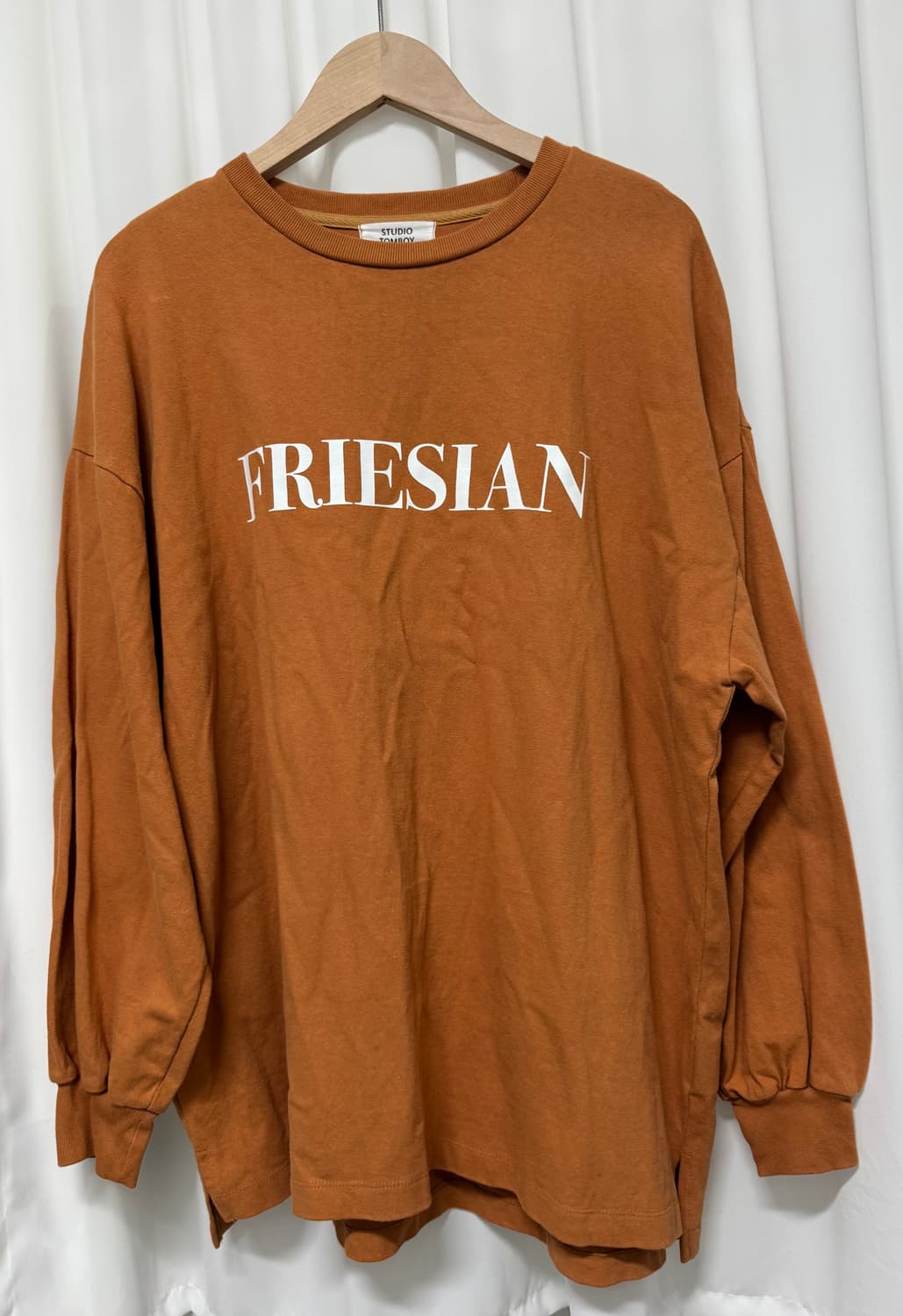 스튜디오 톰보이 레터링 맨투맨 상품이미지1