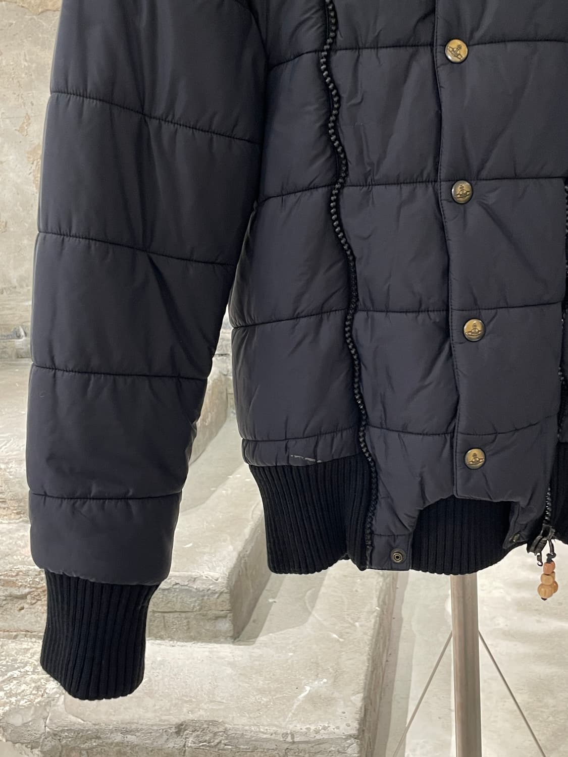 비비안 웨스트우드 맨 블랙 암 로고 패디드 점퍼 상품이미지4