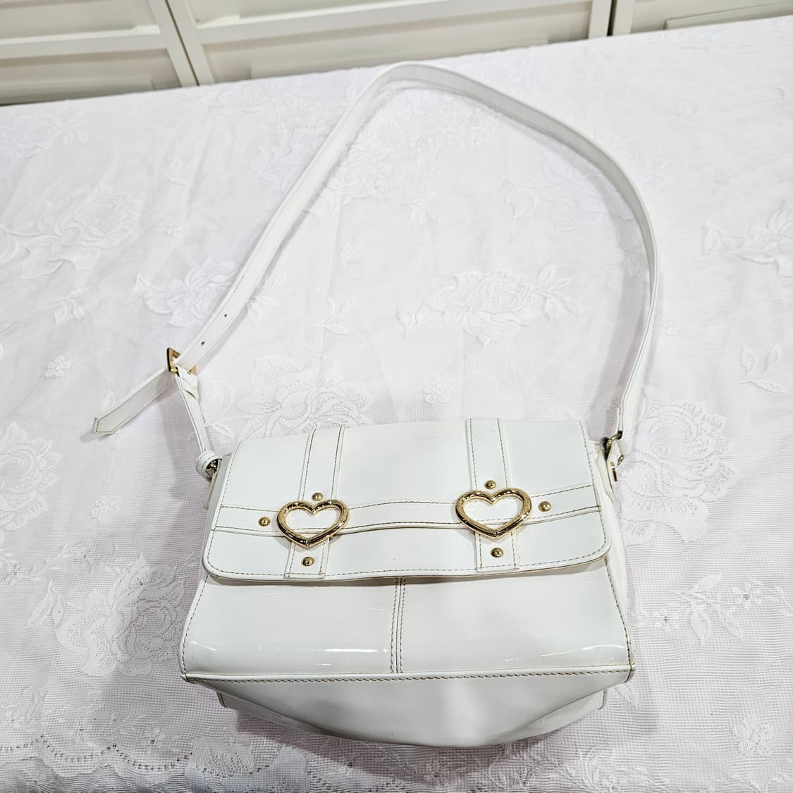 하트 버클 화이트 숄더백 상품이미지1