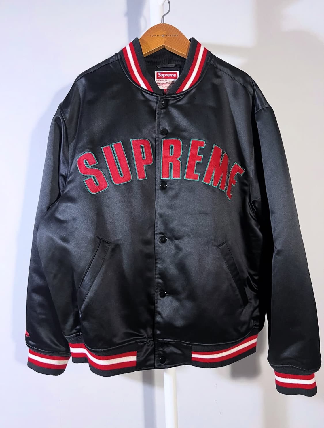 슈프림 바시티 자켓  미첼 & 네스 사틴 블랙 - 21SS 상품이미지1