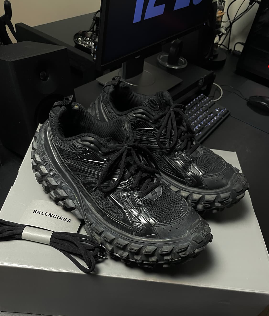 발렌시아가 디펜더 42 블랙 상품이미지1