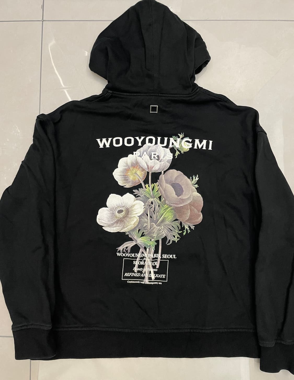 우영미 플라워 백로고 후드 블랙 23FW 상품이미지1