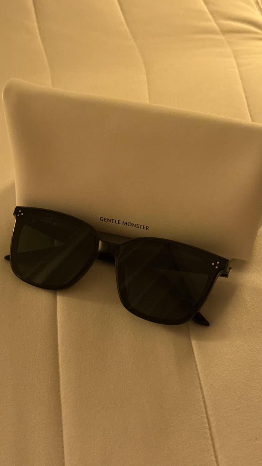 젠틀몬스터 바이로우 블랙(01) 선글라스  - 실착 1회 S급 상품이미지2