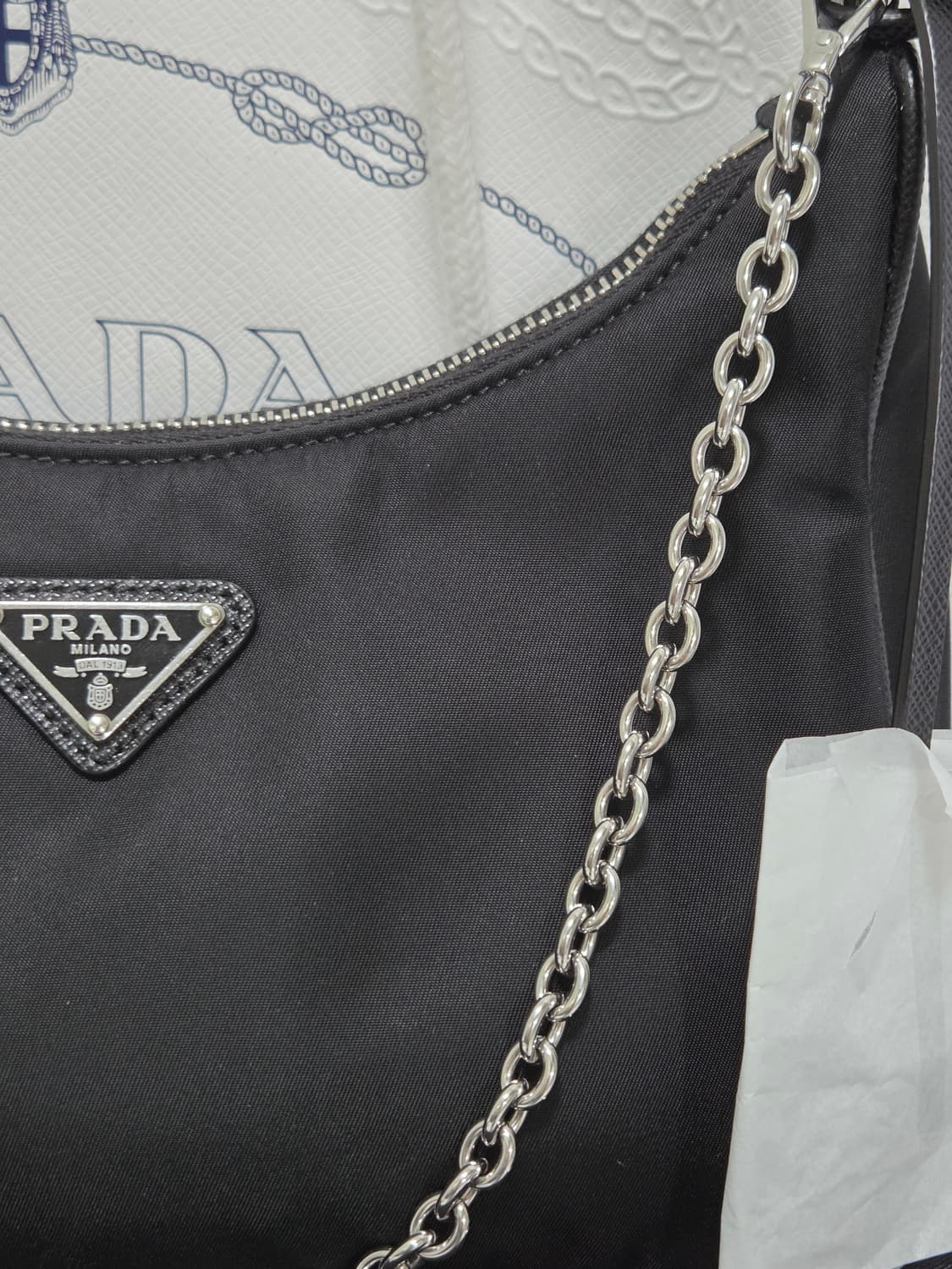 [새상품급, 25년식] 프라다 리나일론 테수토 은장 체인 호보백  상품이미지4