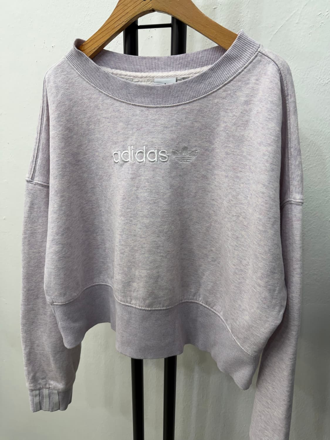 정품) 아디다스 여성 오버핏 크롭 라벤더 맨투맨 M 상품이미지4