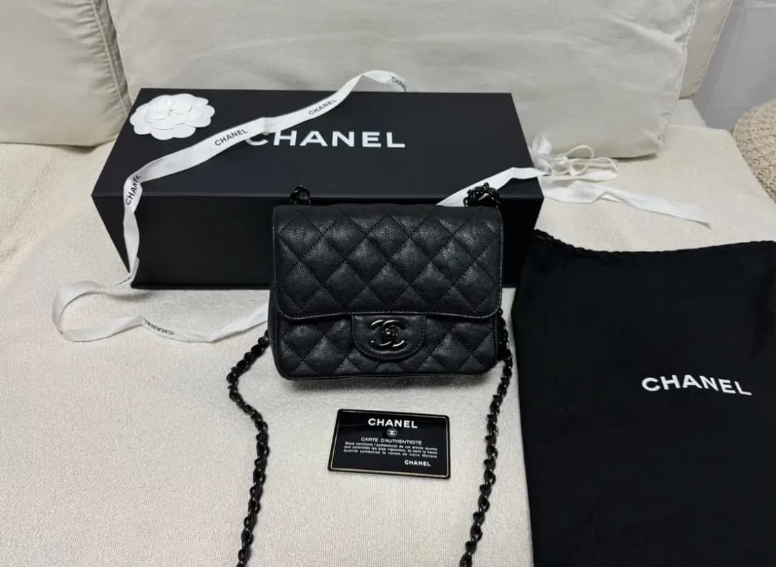 샤넬 클래식 쁘띠삭 플랩백 카프 올블랙 상품이미지3