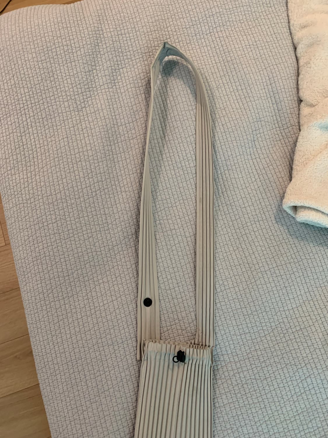 옴므플리세 미니포켓백 그레이 상품이미지3