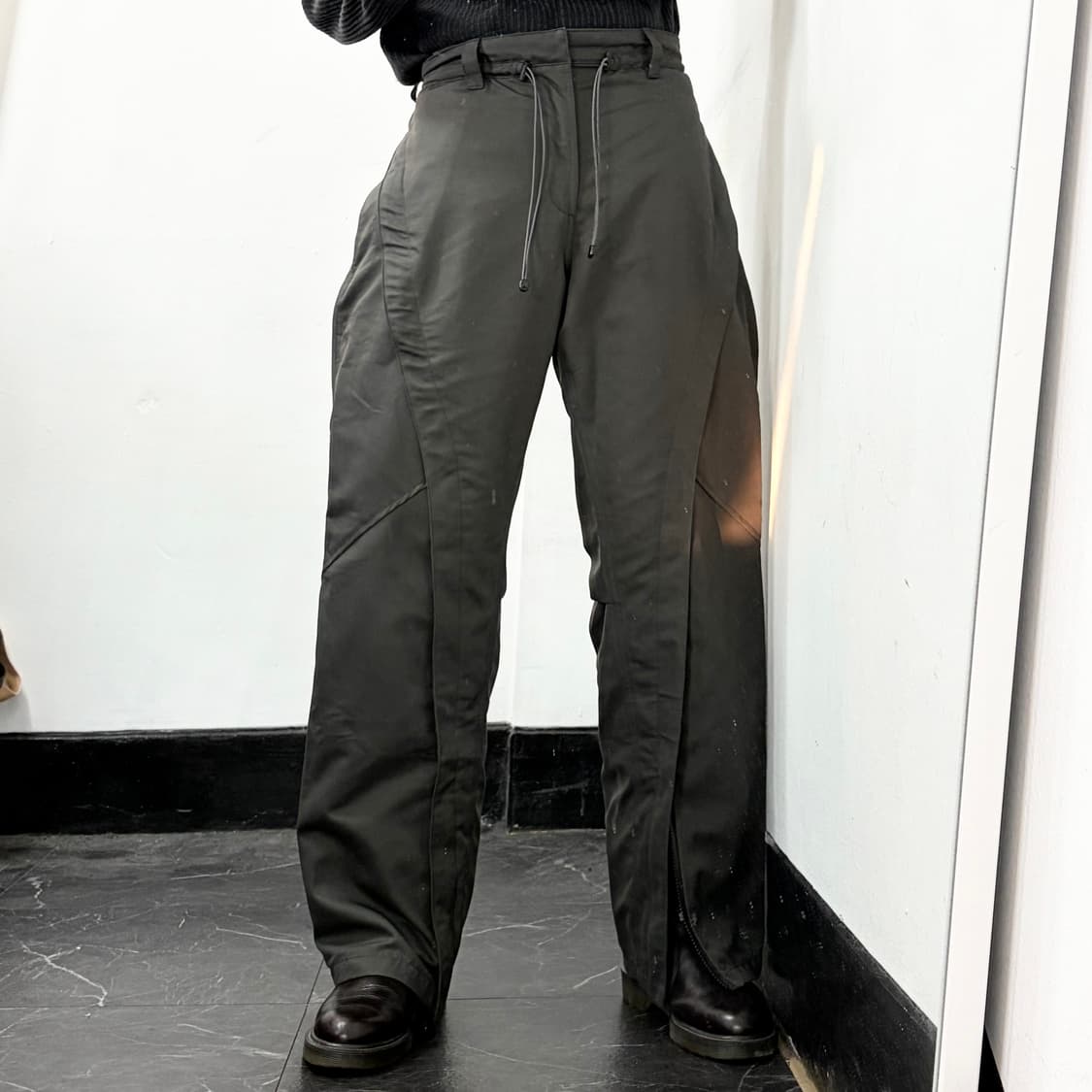 르마드 오블리크 지퍼 플랩 팬츠 상품이미지3