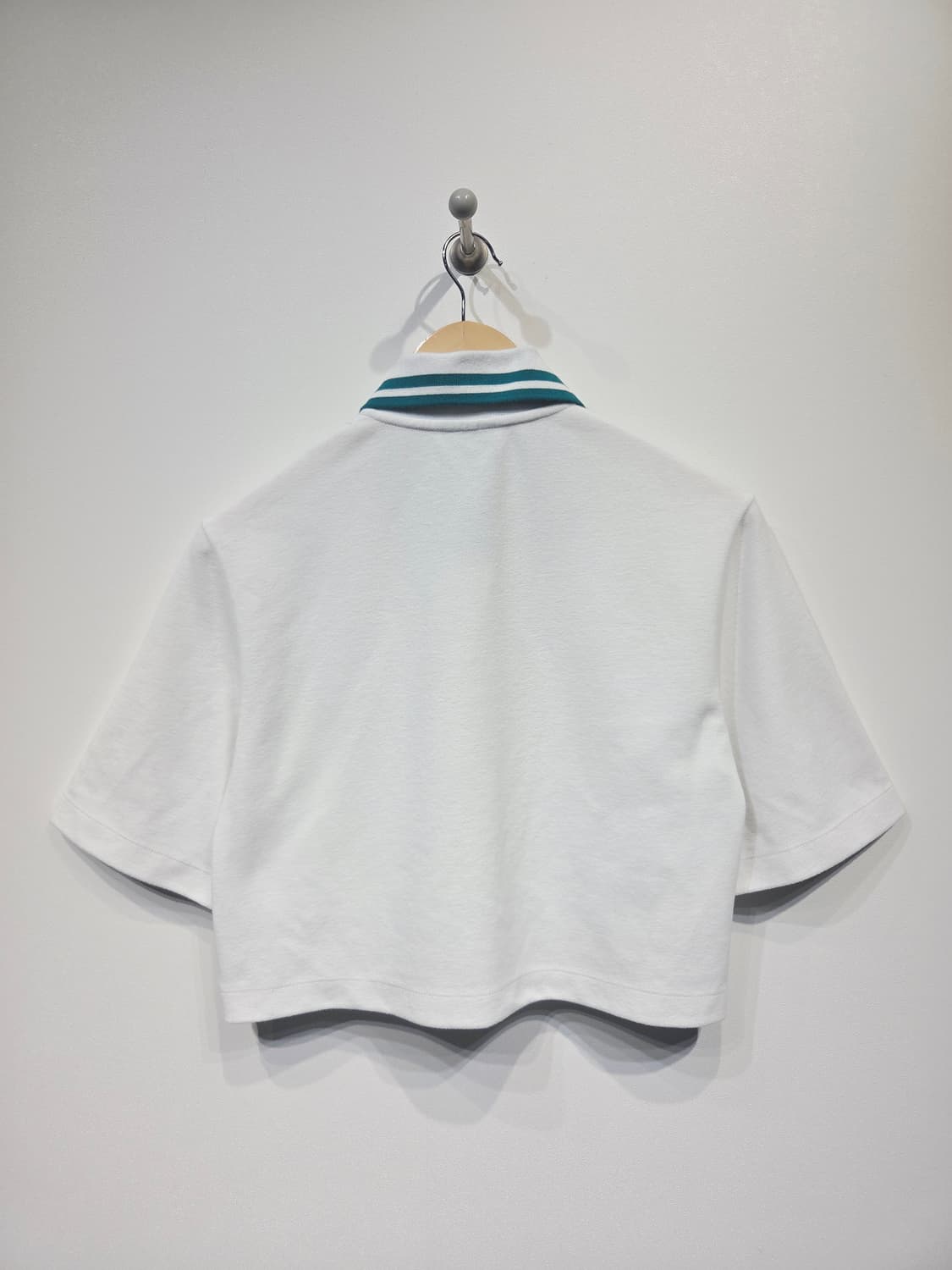 럭키마르쉐 화이트 크롭 카라 반팔티_FREE 상품이미지6