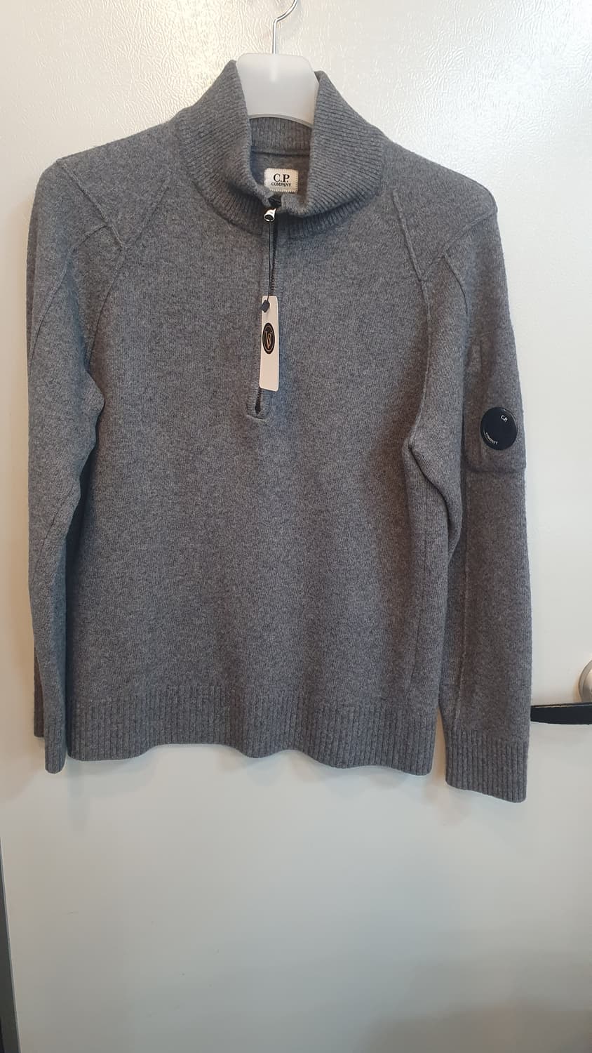 CP컴퍼니 하프집업 니트 52사이즈입니다.
라지입니다
 무난한 그레이 색 상품이미지1