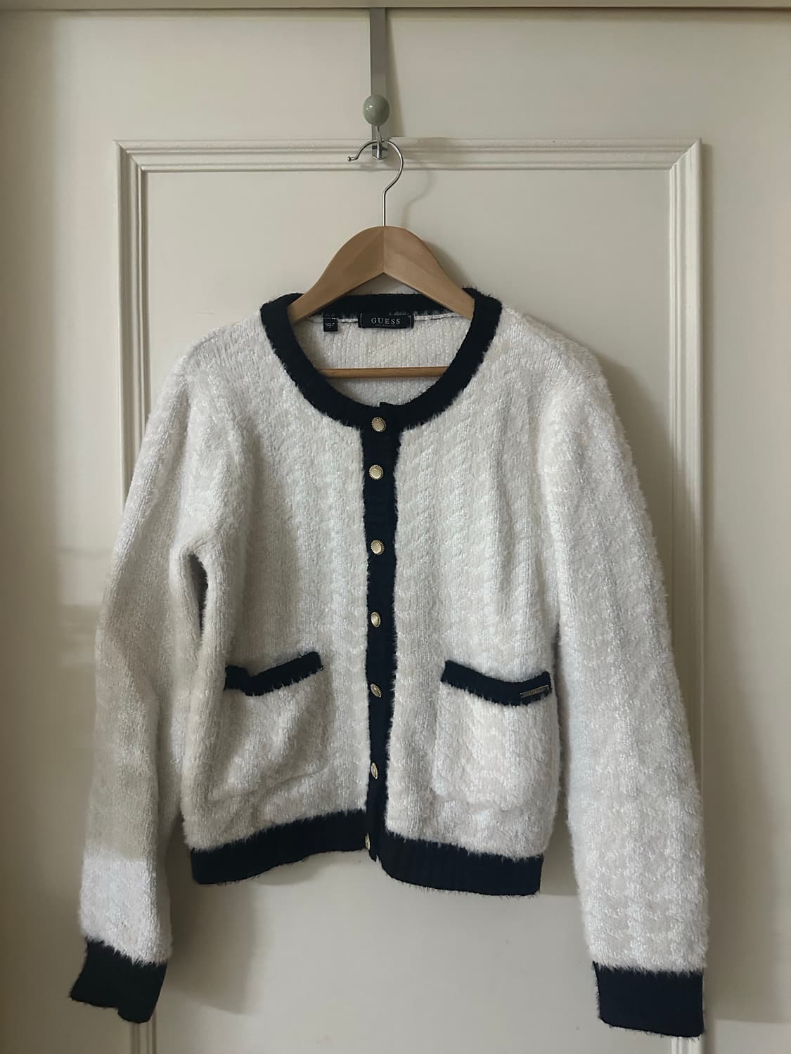 guess게스 화이트블랙 배색 올드머니룩 라운드넥 헤어리 니트 가디건 상품이미지2