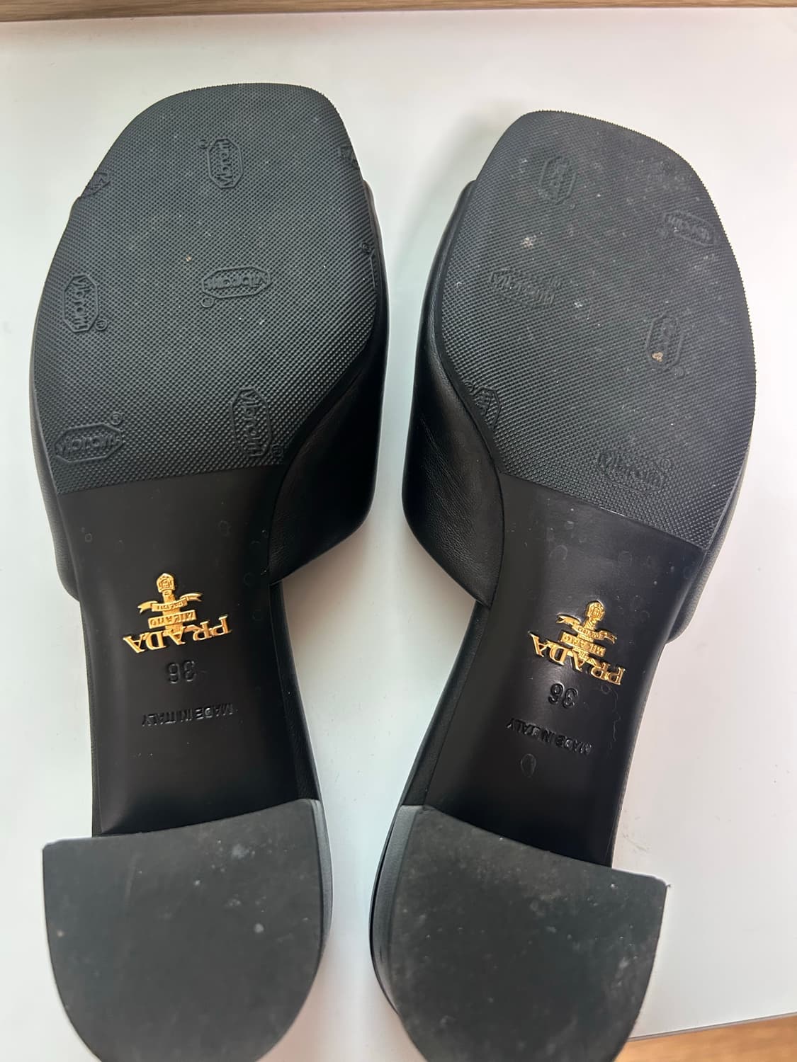 정품) 프라다 패딩 나파 가죽 샌들 36 상품이미지6