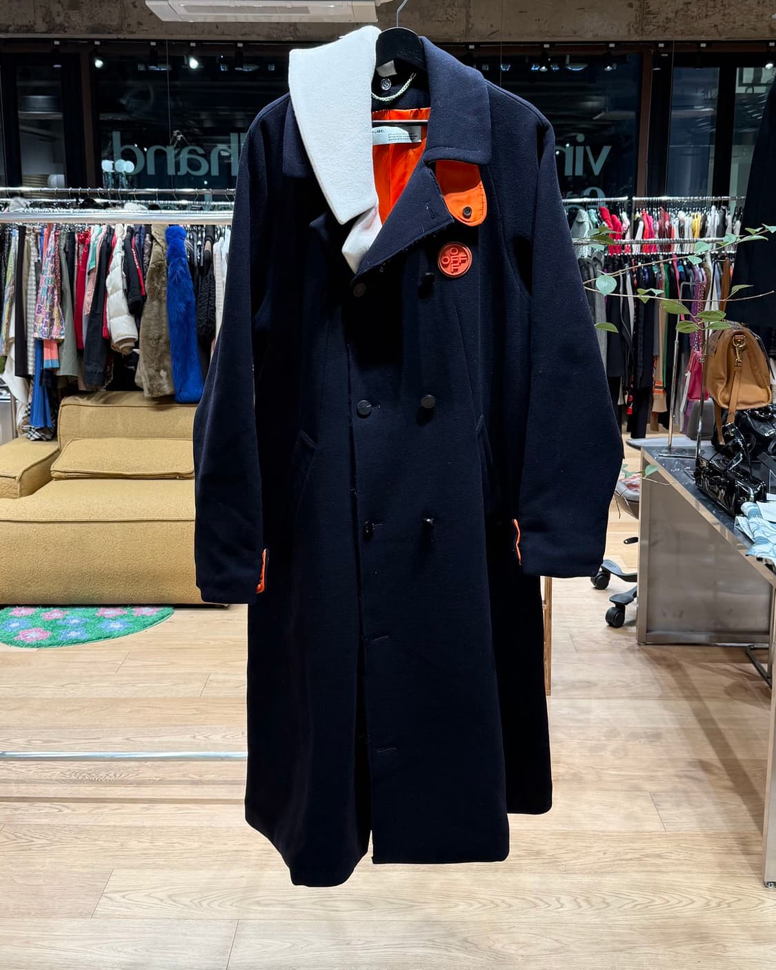 오프화이트 네이비 더블 패브릭 OMEA 제티드 포켓 센터 벤트 코트 상품이미지1