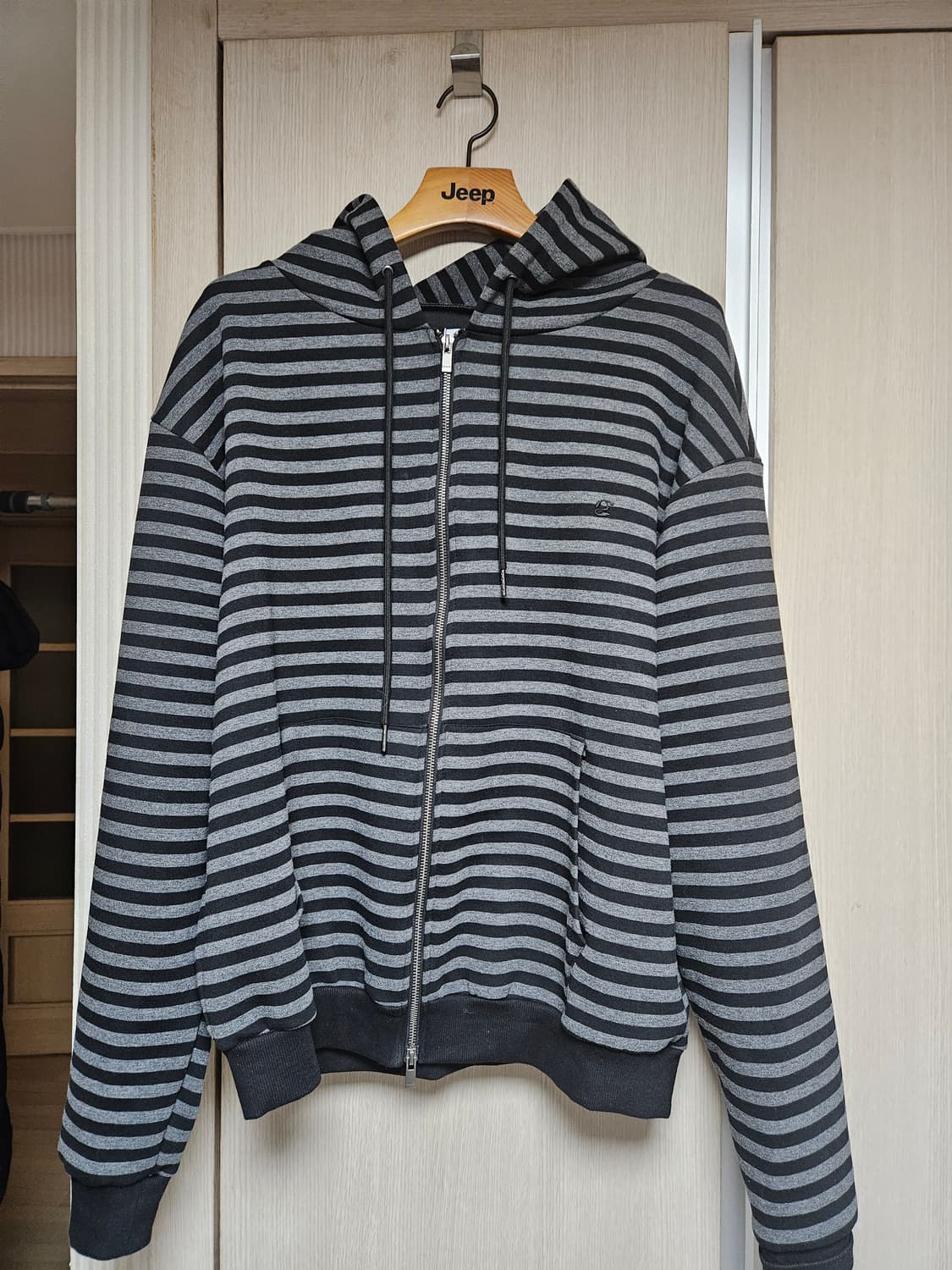 썸플레이스맨 자수 투웨이 배색 스트라이프 후드집업 상품이미지2