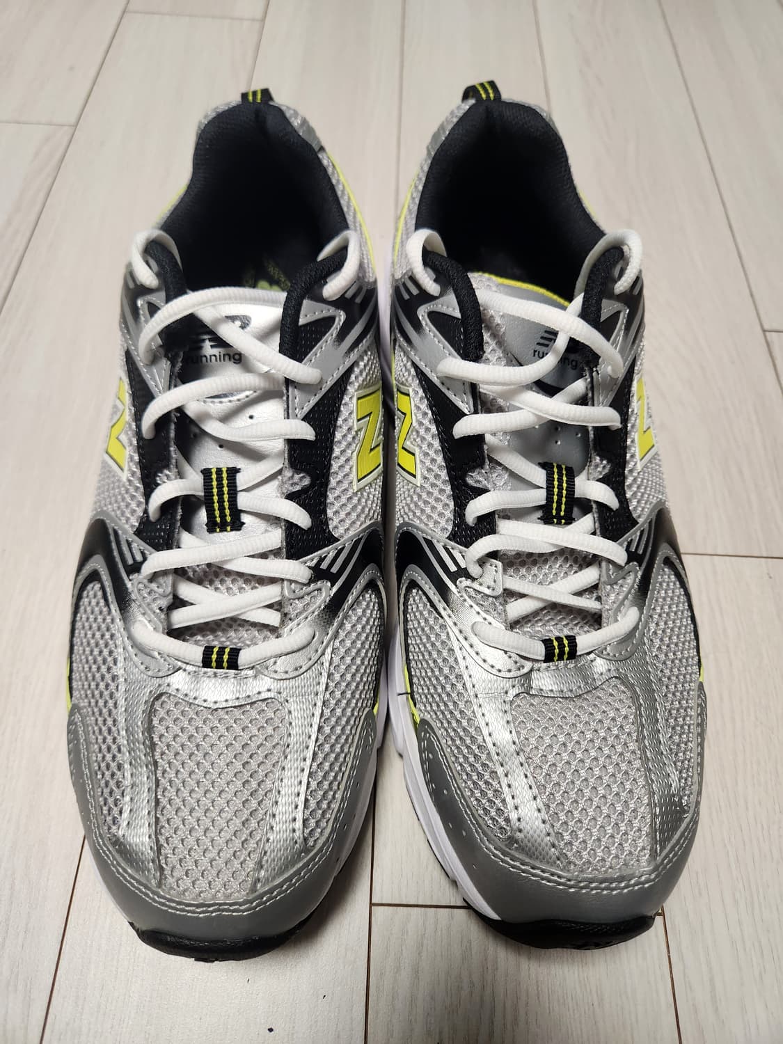 뉴발란스 530 실버 옐로우 운동화 사이즈275

거의 새거오염 하자없이 상품이미지2