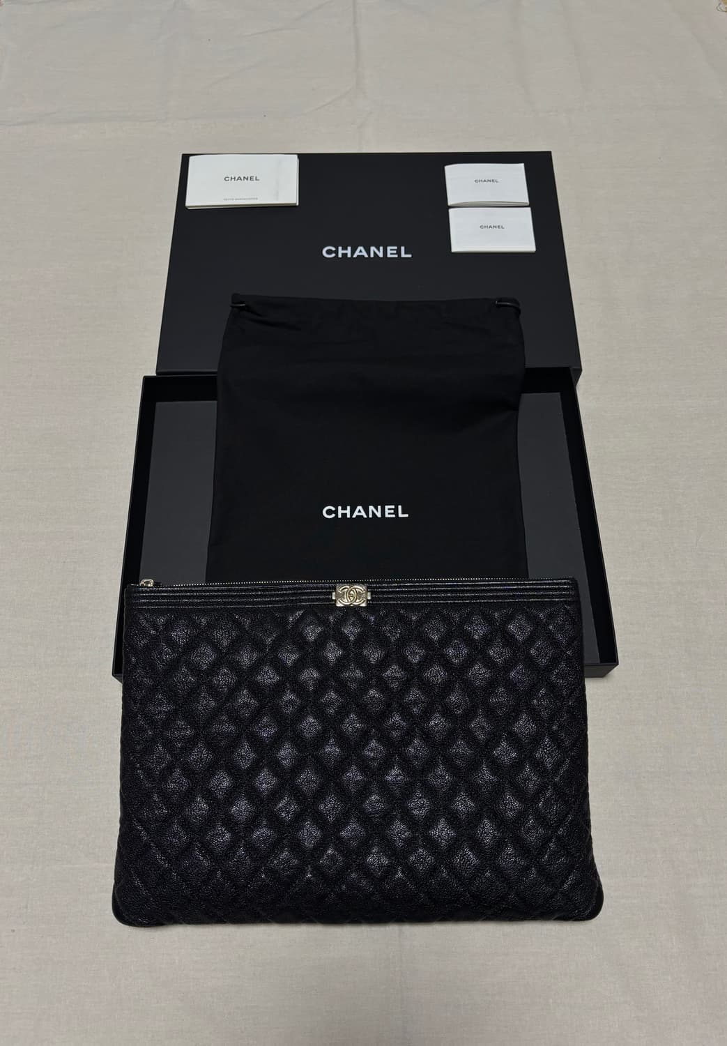 [28번대] 샤넬 보이 클러치백 금장 캐비어 라지  상품이미지1