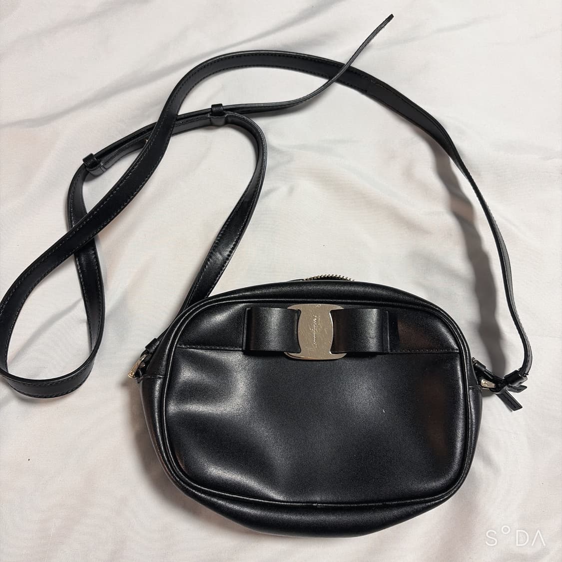 페라가모 블랙 미니 크로스백 상품이미지1