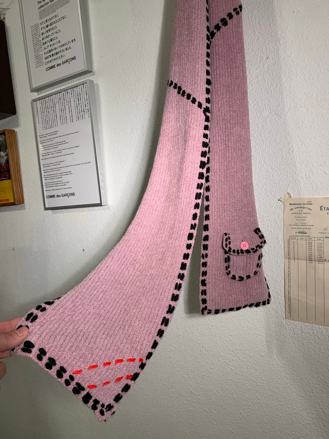 핑거린 핸드스티치 포켓 머플러 블랙 핑크 상품이미지5