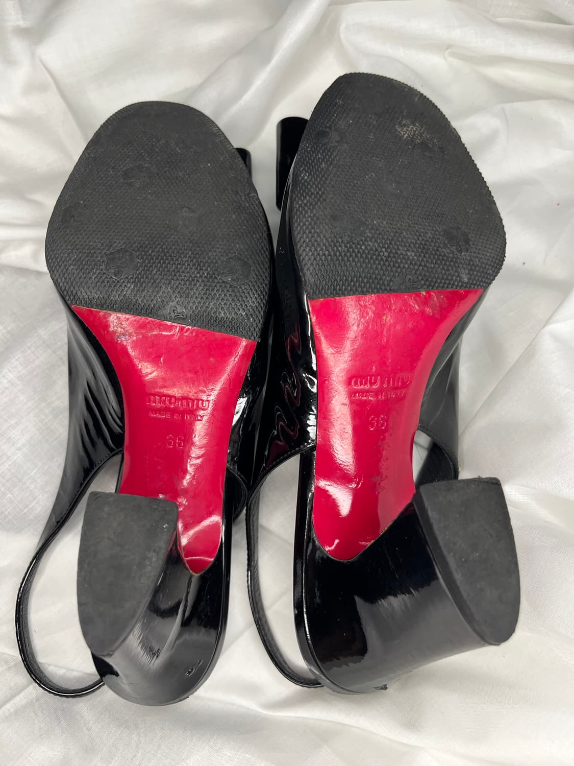 미우미우 페이턴트 레더 슬링백 힐 (블랙) 상품이미지5