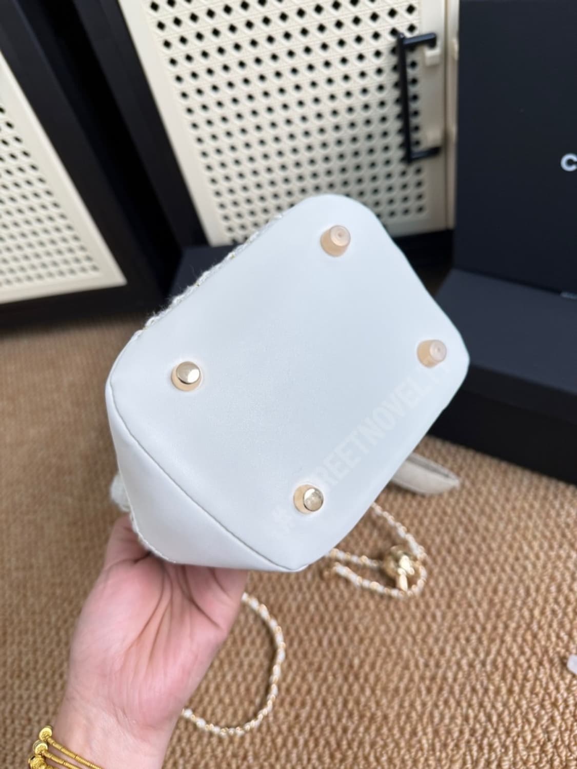 샤넬 홀리데이 화이트 트위드 골드 버킷백 무료배송 상품이미지3