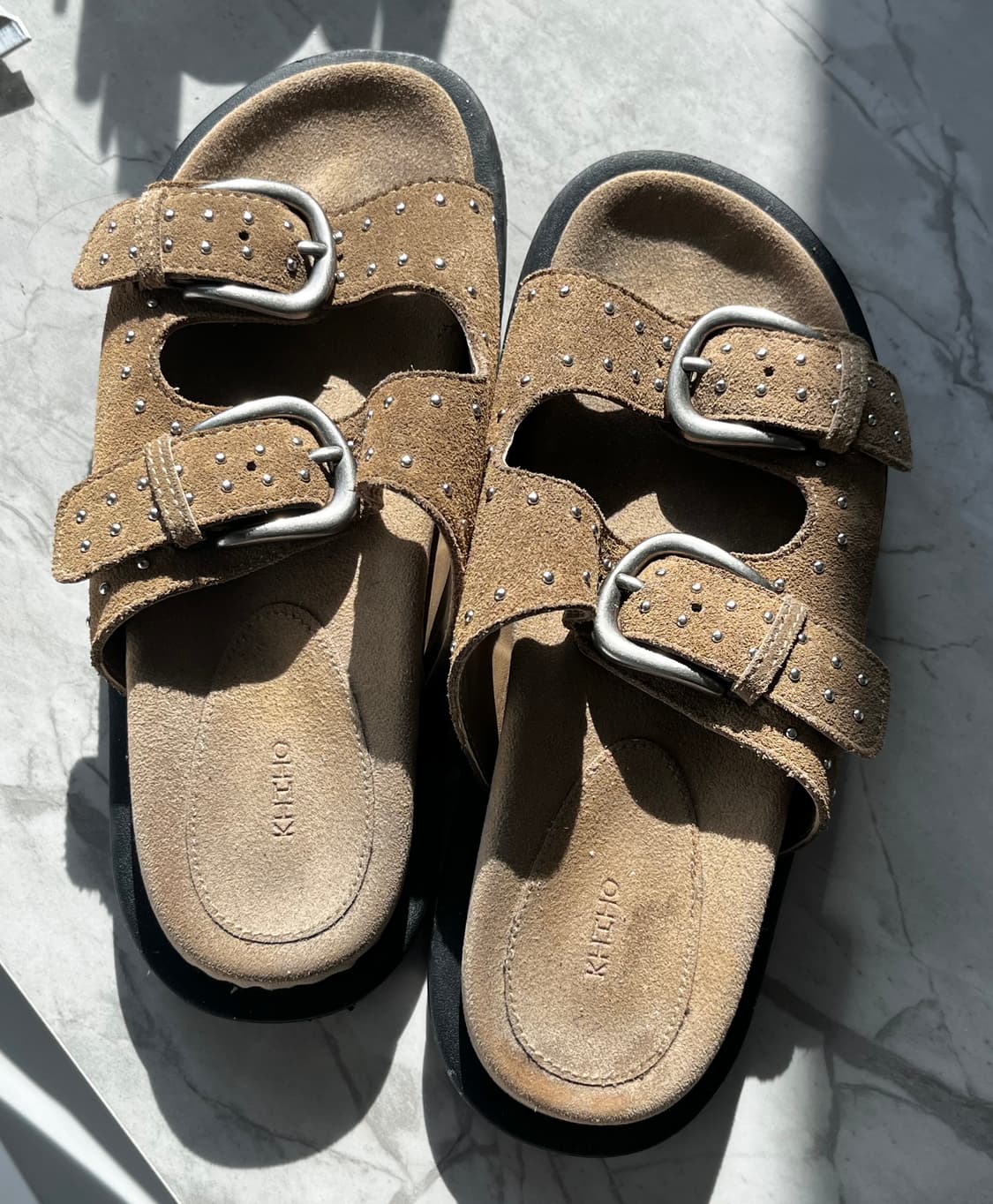 기호 스웨이드 스터드 샌들 팝니다 (2color / 240사이즈) 상품이미지2