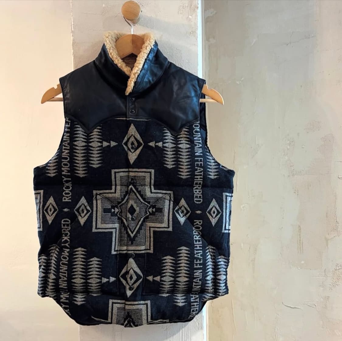 Rocky Mountain FeatherbedxPendleton다운베스트 상품이미지4