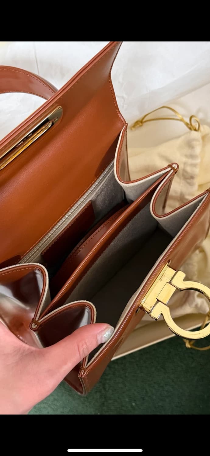 (가격제안주세요) 페라가모 아이코닉 켈리백 브라운 상품이미지10