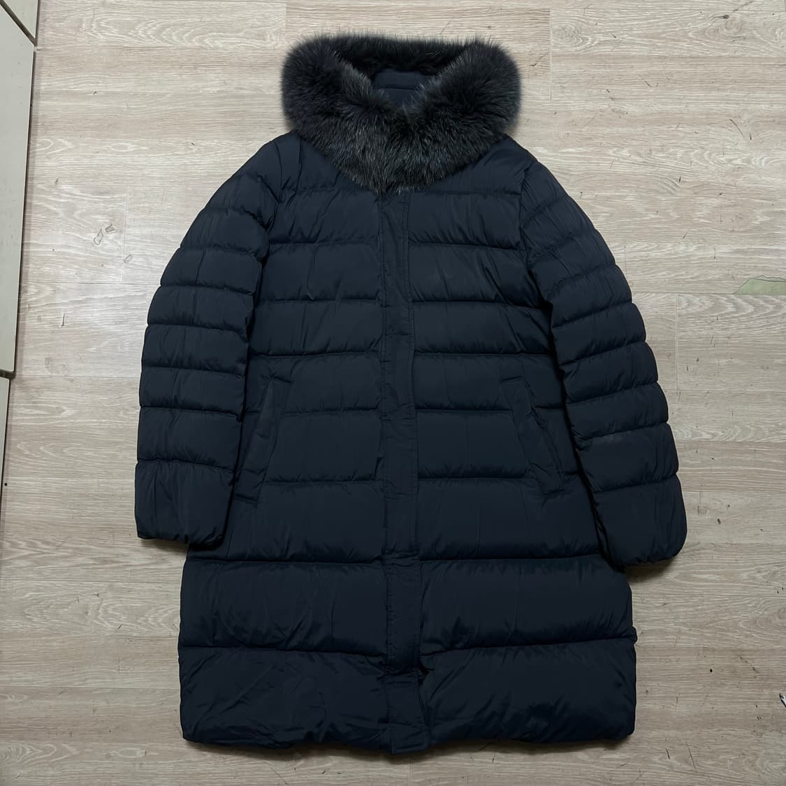 쉬즈미스 여성 덕다운 폭스퍼 트리밍 스탠드넥 롱패딩 [블랙] FREE 상품이미지1