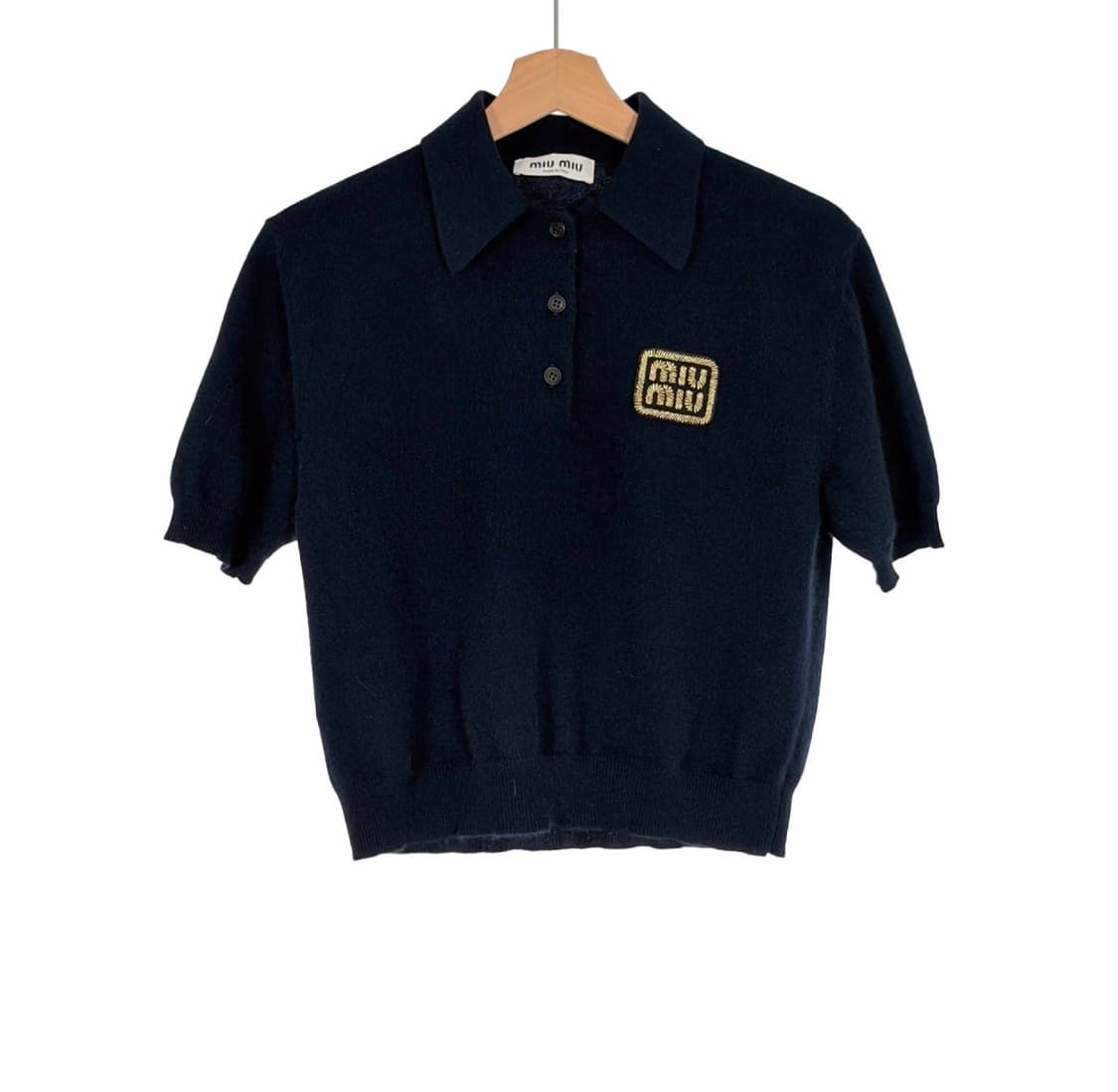 [36] 미우미우 여성 캐시미어 로고 폴로 카라 니트 반팔 티셔츠 네이비 상품이미지1