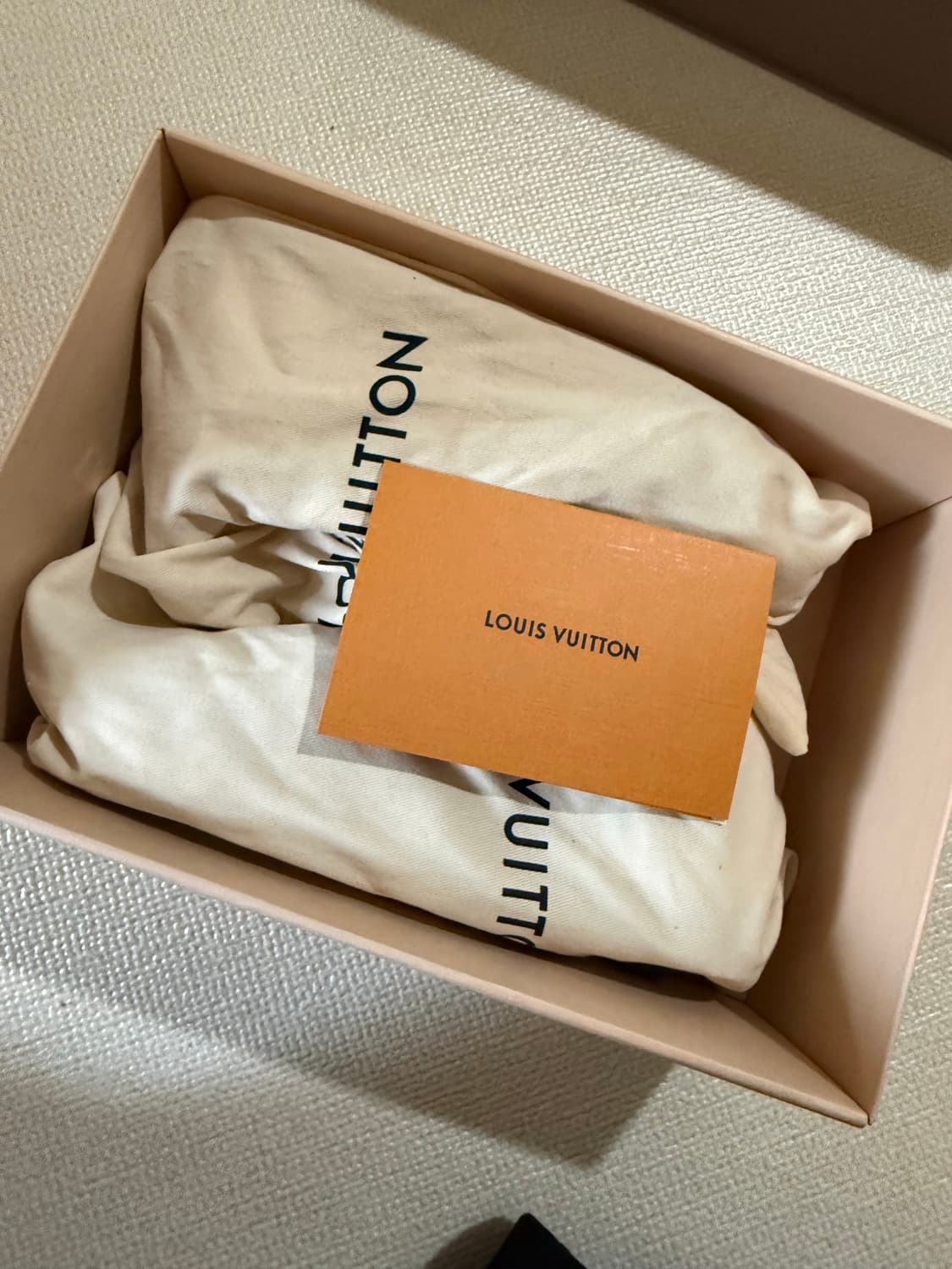 루이비통 런 어웨이 스니커즈 블랙 1A9J1C 37사이즈 상품이미지7