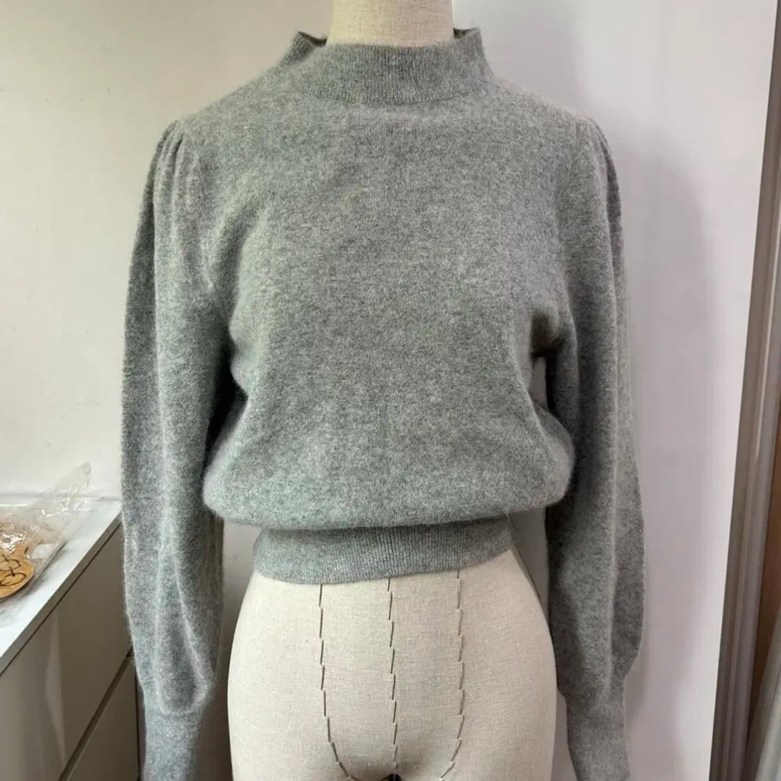 에트몽 퍼프 슬리브 니트 라쿤털니트 그레이니트 상품이미지7