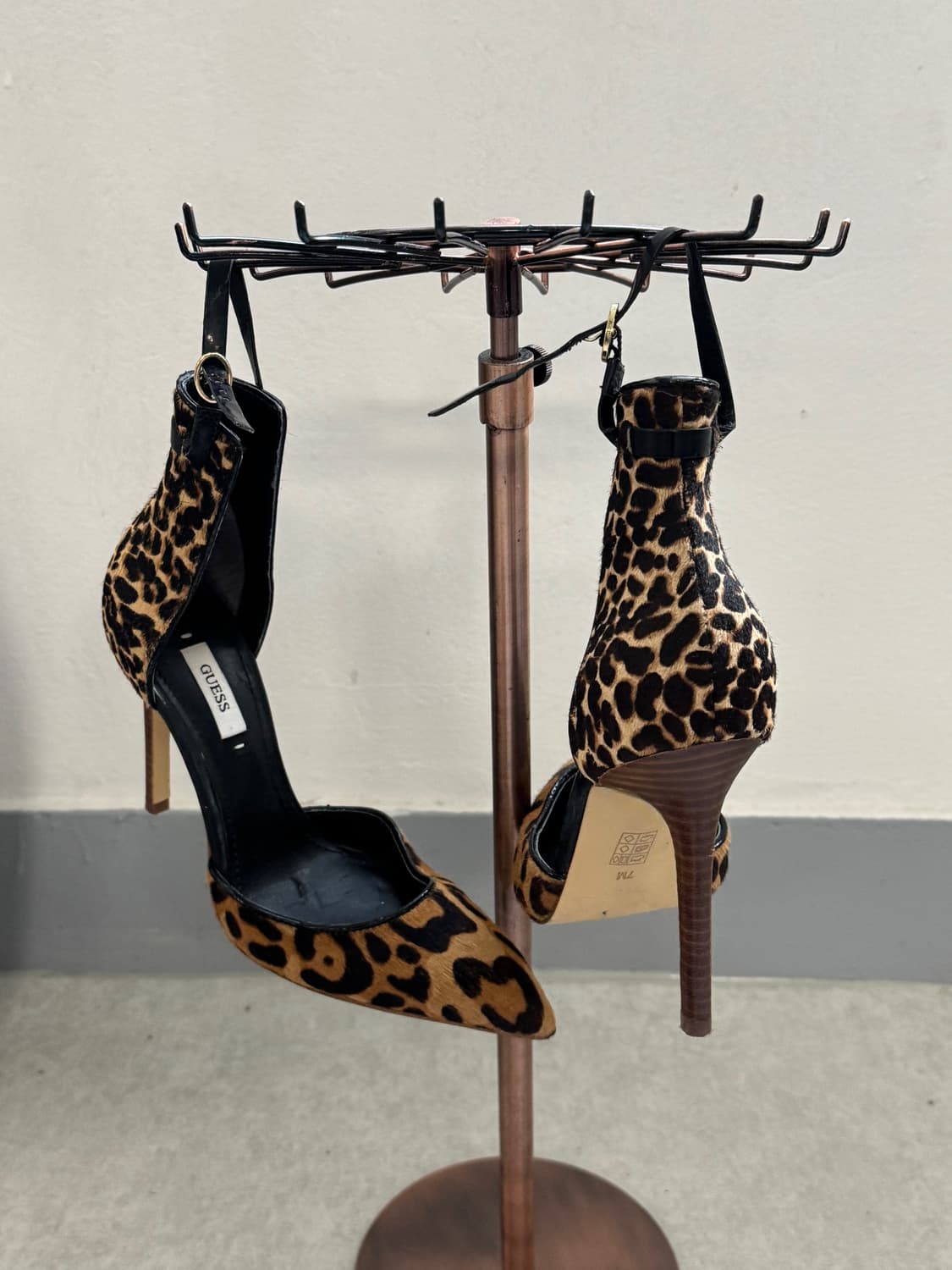 Guess 갸루 레오파드 멀티포니헤어 힐 상품이미지2