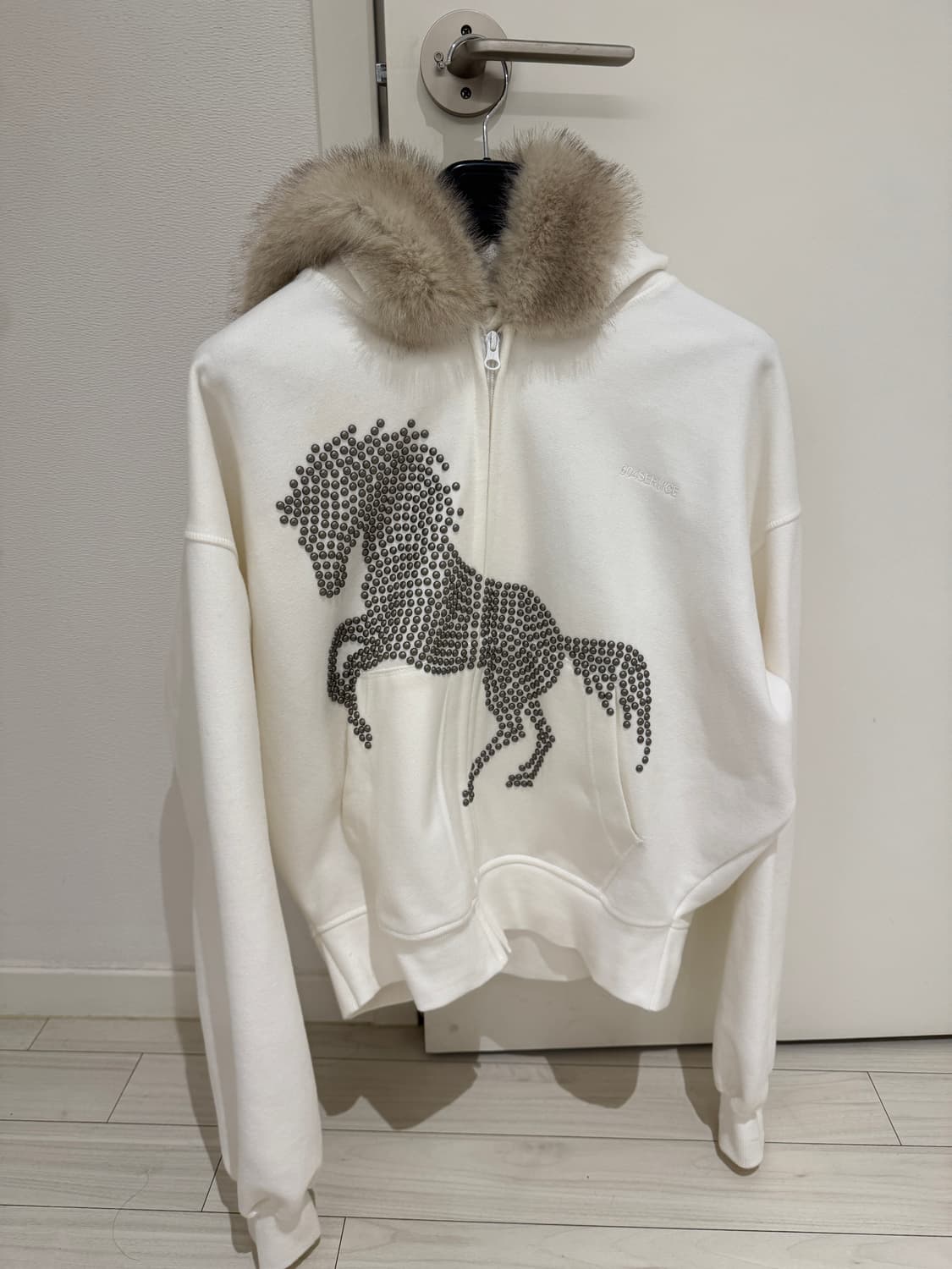 604 service studded faux fur hoodie 상품이미지1