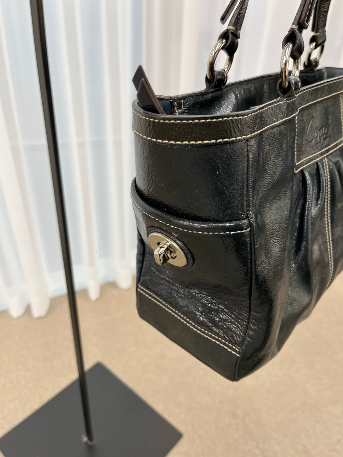Coach Black Enamel Square Bag 상품이미지5
