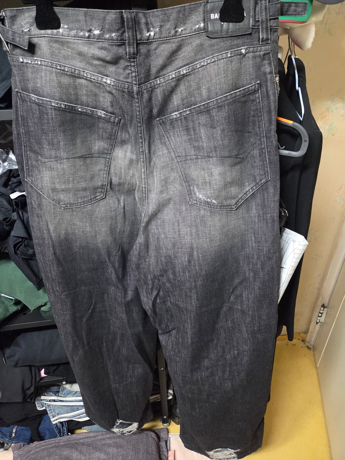 발렌시아가 디스트로이드 슈퍼라지 배기진 데님 m사이즈 팝니다 상품이미지10