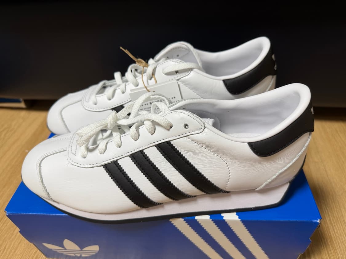 Adidas shoes white (brand new) 상품이미지3